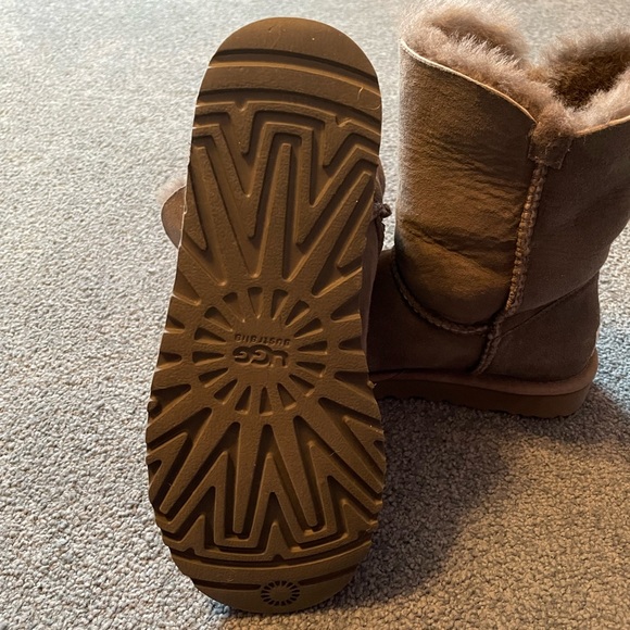 Ugg Bailey Button gray. Size 7. - Picture 7 of 7
